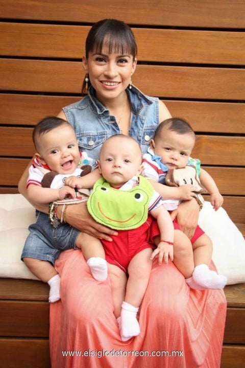10052014 Lilia Reyes de Tavera con sus pequeños Alex, Santiago y Patricio Tavera Reyes.
