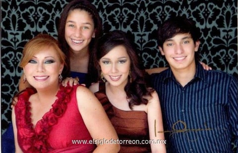 10052014 Claudia G. Pérez Soto con Sabrina, Vanessa y Fernando Campa Pérez.