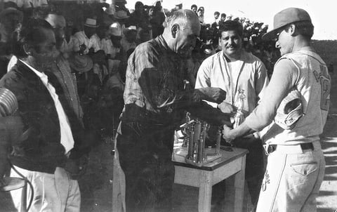 Entrega de trofeos de la Liga Santa Cruz, domingo 4 de diciembre de 1966, siendo presidente, Sr. José Niño López; secretario, Arturo Alba, y en representación del Comité Campesino, Sr. Ruperto Rubio y el Sr. Blas Palacios, entregando un trofeo por mejor bateador a Jesús Luna.