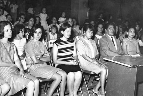 Fiesta de jardín de niños Mijares (fin de cursos). Profras. María Antonieta Hernández Pérez, Oralia Gamboa Hernández, Dalia Callau Gené, Gloria Estela Vega Peyorena, Dr. Manuel Ramírez Mijares y Profra. Aurora Chiw Mijares.