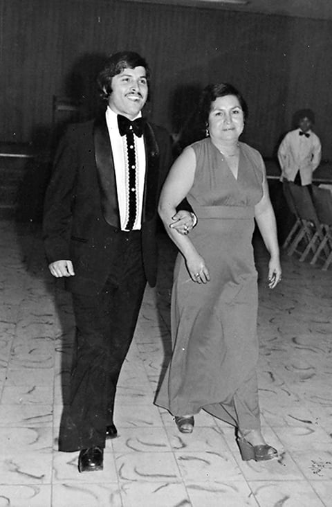 Lic. Felipe García Martínez, el día de su graduación en el año de 1977, acompañado de su señora madre, Nicolasa Martínez.