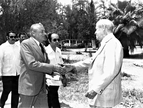 Al inaugurarse el Museo de Antropología, Carlos Monfort (derecha) recibía en el Bosque Venustiano Carranza al entonces Gobernador, Eulalio Gutiérrez Treviño, Mariano López Mercado y Jesús Reyes García.