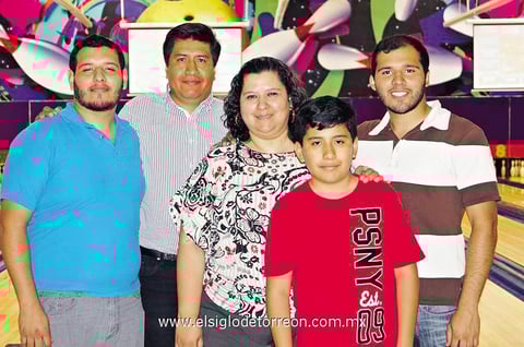 11052014 Niño Juan Carlos Morales Zamora, quien en días pasados cumplió 12 añitos de vida, fue festejado con una bonita merienda por sus padres, hermanos y amigos.