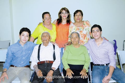 12052014 CELEBRAN.  Integrantes de la Familia Sada López con Sotero García Arévalo.