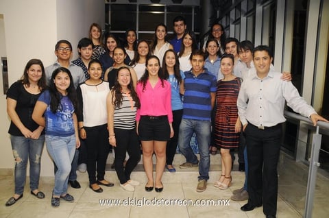 13052014 Alumnos del Taller de pintura del Tecnológico de Monterrey Campus Laguna acompañados de su maestro, Guillermo García Ochoa.