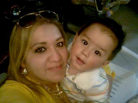 Alejandra con su hijo Paquito.