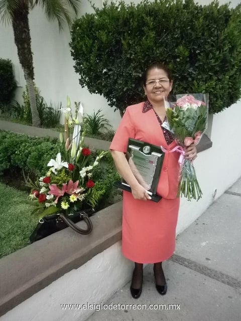 15052014 Sandra Luz Ramírez recibió la medalla profesor Rafael Ramírez por sus 30 años de servicio.