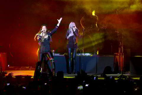 "Bienvenidos, hola, qué gusto verlos" fueron las primeras palabras de la anfitriona quien después cantó "Remember december" y "Fire Starter" mientras lucía unas botas, blusa negra y un saco con adornos dorados.