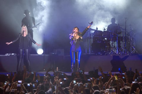 La cantante y actriz estadunidense Demi Lovato iluminó la Arena Ciudad de México con su potente voz que deleitó a sus miles de fans durante su concierto, que formó parte del The Neon Lights Tour.