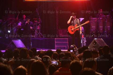 El momento más íntimo de la noche llegó cuando Oscar Iván interpretó en acústico Sueña más.