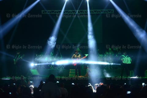 Un concierto íntimo fue lo que presentaron para los miles de laguneros que vivieron el ritmo texano de Duelo.