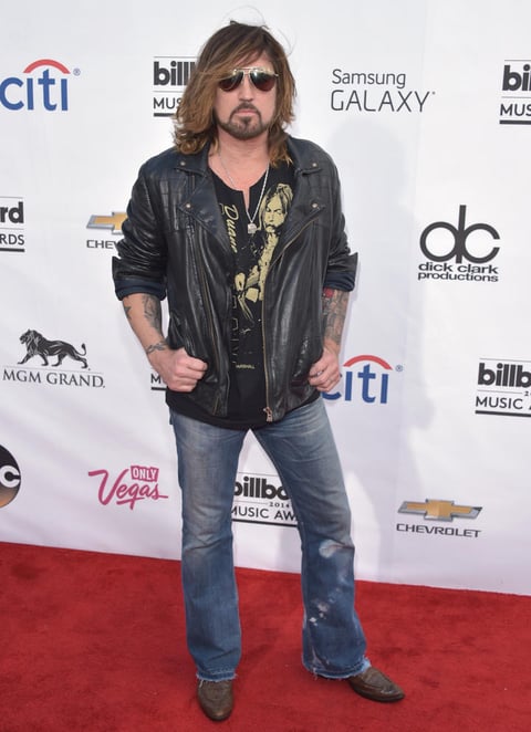 El papá de Miley Cyrus, Billy Ray, con un look fachoso también hizo presencia en la alfombra roja de los premios Billboard.