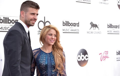 El futbolista español Gerard Piqué en compañía de la colombiana Shakira.