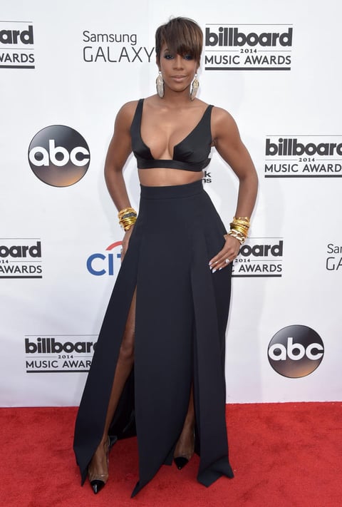 Kelly Rowland con un atrevido vestido que dejó ver buena parte de sus atributos.