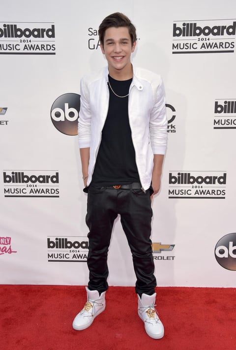 El joven cantante Austin Mahone también pasó por la alfombra roja en el MGM.