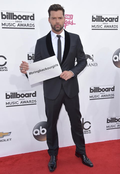 Ricky Martin llegó a la 'red carpet' con un atuendo formal con un traje negro.