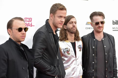 Los miembros de la banda originaria de Nueva York, Imagine Dragons, cautivaron con un look casual y muy urbano.