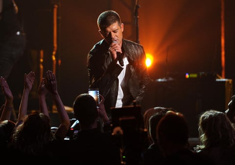 Robin Thicke ofreció una actuación musical en la gala de los premios Billboard.