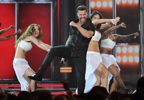 La fiesta latina continuó con Ricky Martin, quien cantó la canción ganadora del concurso SuperSong para un álbum del Mundial Vida, compuesta por Elijah King.
