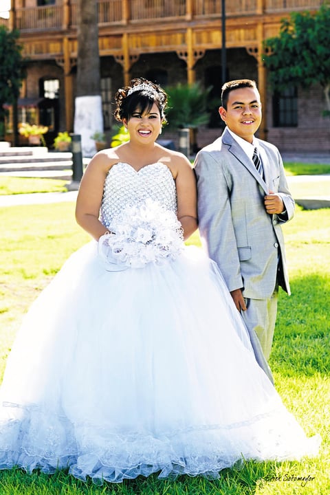18052014 Con motivo de sus XV aÃ±os de vida, los hermanos Lupita y Gerardo Olvera Esqueda recibieron una inolvidable celebraciÃ³n. El festejo se realizÃ³ el dÃ­a tres de mayo de 2014, oficiÃ¡ndose una misa de acciÃ³n de gracias en la Iglesia de Nuestra SeÃ±ora de Lourdes, en punto de las 7:00 p.m., oficiada por el Sacerdote Antonio RamÃ­rez. Los festejados estuvieron acompaÃ±ados de sus padres: Sr. Mario Miguel Olvera Flores y Sra. Socorro Esqueda GÃ³mez.- Ãrick Sotomayor FotografÃ­a