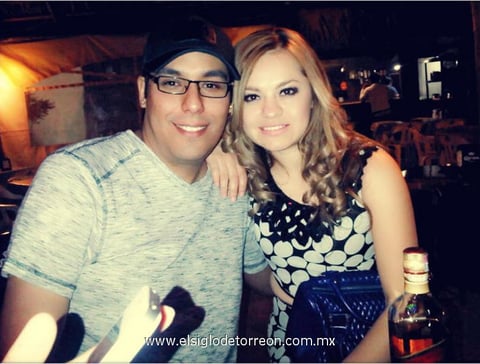 18052014 Luis Gerardo López Macías festejando su cumpleaños en compañía de su esposa, Isabel Ayup de López.