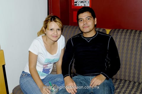 19052014 EN EL CAFé.  Ana Ruth Hernández y Javier Martínez.