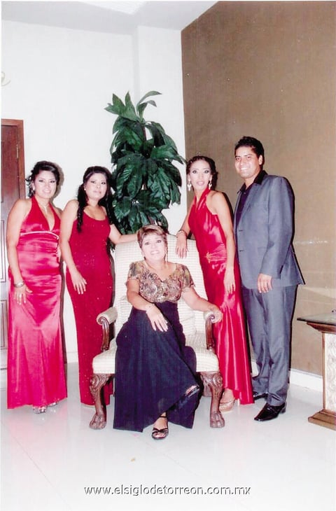 18052014 EN FAMILIA.  Elisa de Márquez acompañada de sus hijos: Cinthia, Elizabeth, Juan José y Anita.