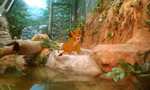 En la versión del ilustrador, Simba terminó en cautiverio en un zoológico.