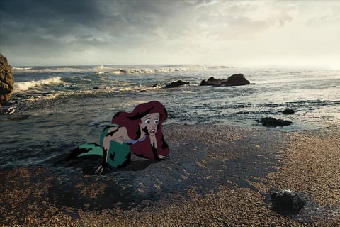 En esta serie que ha causado sensación en Internet, se puede ver a Ariel, de La Sirenita cubierta por petroleo a la orilla del mar.