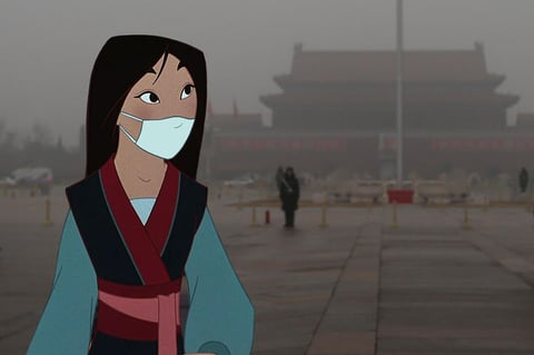 Mulán aparece caminando por las contaminadas calles de China.