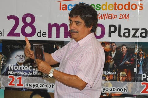Con alrededor de 20 discos en su haber, el artista regiomontano presentó su más reciente producción 'Aquí presente compa'.
