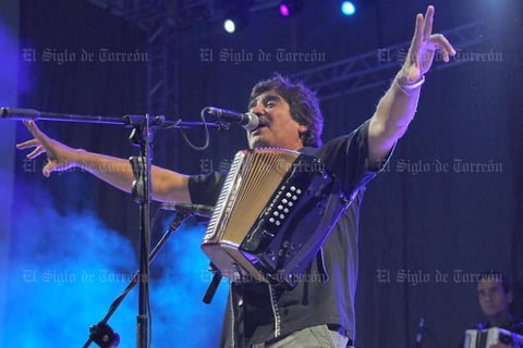 El regiomontano tocó el tema de 'Reina de cumbias' para continuar con "Cumbia poder" tras el grito de “¡otra!” del bailador público con la que concluyó su presentación que duró casi dos horas.