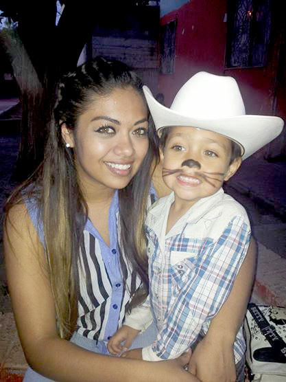 Karla González con su hijo Diego.