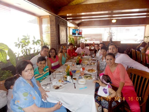 En familia festejando el Día de las Madres.