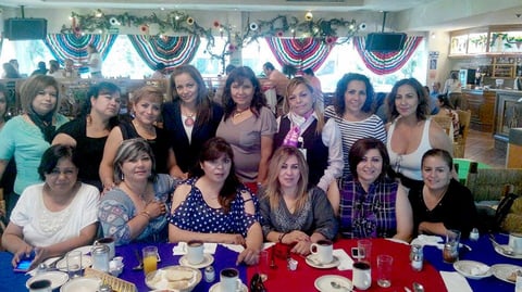 Amigas disfrutan desayuno con motivo del Día de las Madres