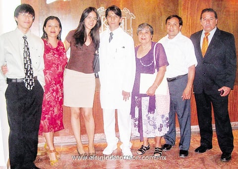 26052014 César Jaramillo, Lulú Espinoza, Mayra, David Jaramillo, Celia Tea, Roberto Espinoza y Manuel Jaramillo en una graduación en mayo de 2014.