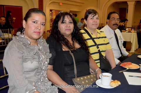 26052014 POSAN PARA LA FOTO.  Joselyn Rivera, Mayela Sánchez, Ruth Deharo y José Luis García.