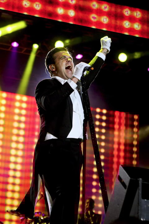 Su exitosa trayectoria se fraguó con el popular grupo de pop británico Take That en 1990, junto a Mark Owen, Howard Donald, Jason Orange y Gary Barlow.