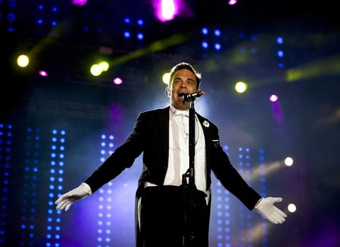 Exitos de toda la vida, como los míticos "Angel" o "Feel", no defraudaron a los incondicionales y a las fans más eufóricas del carismático, Robert Peter "Robbie" Williams, algunas de ellas portando carteles en los que podía leerse "hazte una 'selfie' con nosotras" o "yo crecí contigo".