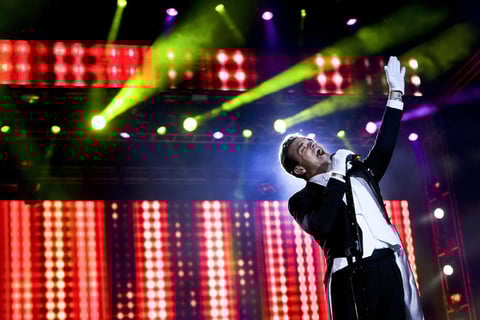 Impecablemente vestido, de frac y con guante blanco, el artista de pop británico, Robbie Williams, no defraudó a los alrededor de 60,000 seguidores que siguieron su concierto de apertura del Rock in Río de Lisboa.