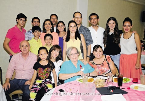 25052014 FESTEJO DEL DíA DE LAS MADRES.  La Señora Aurora Sáenz de Díaz en compañia de su familia en una emotiva celebración en Estancia Más Vida.