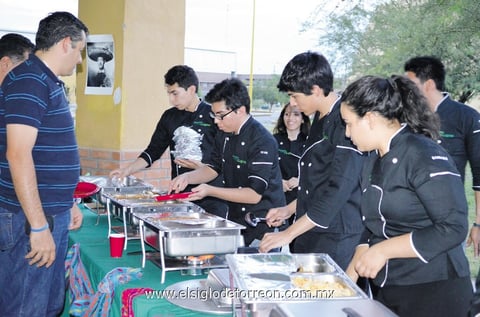 25052014 Los asistentes disfrutaron exquisitos platillos.