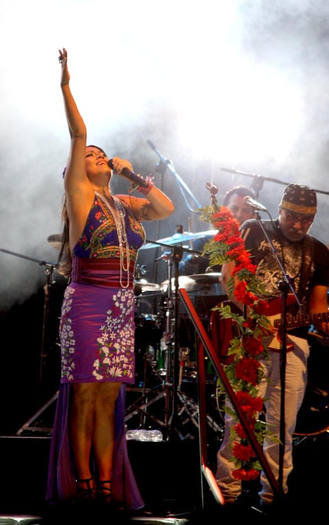 Y con el grito doloroso de Paloma Negra, que puso a corear a miles laguneros y el ritmo de La Cumbia del Mole, que de paso los puso a bailar, Lila se despidió de La Laguna entre vivas, besos y la admiración de su público.