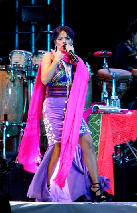 Entre temas y oraciones la cantante recordó la grandeza de sus orígenes y su amada Oaxaca.