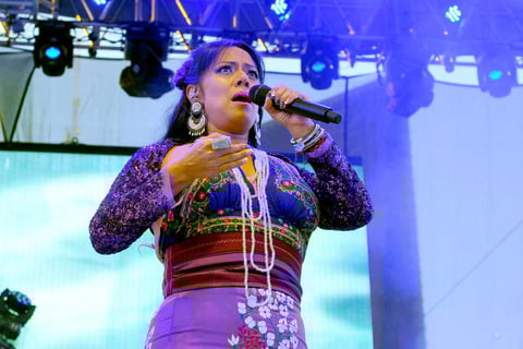 Un viaje musical mexicano, que incluyó boleros, sones veracruzanos, cumbias y canciones rancheras, ofreció la mexicana Lila Downs en la Gran Plaza.