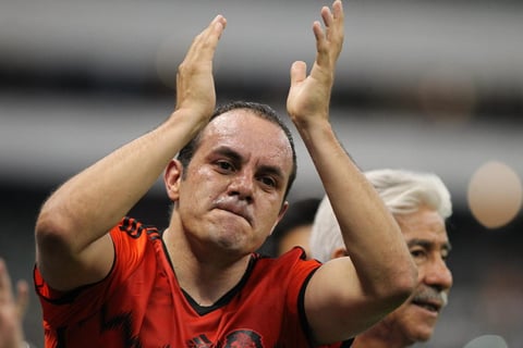Los primeros 38 minutos enmarcaron el adiós del delantero Cuauhtémoc Blanco del Tricolor, periodo que fue un deleite para los aficionados, quienes lo ovacionaron cada vez que tocó el balón y él respondió con algunas pinceladas de su picardía y buena técnica para tratar el esférico.