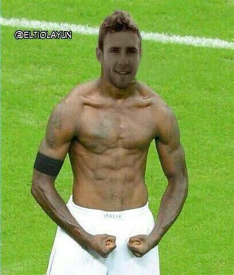 Layún a la Balotelli, marcó dos goles y fue la figura.