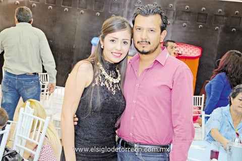 29052014 DISFRUTAN FESTEJO.  Pamela y Alejandro.