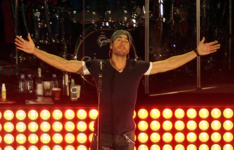 Enrique Iglesias hizo vibrar a unas 10 mil personas que asistieron al primero de dos conciertos que ofrece en la capital mexicana, como parte de su gira internacional "Sex and love".
