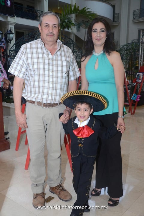 30052014 EVENTO ESCOLAR.  Luis, Jorge y Adriana.